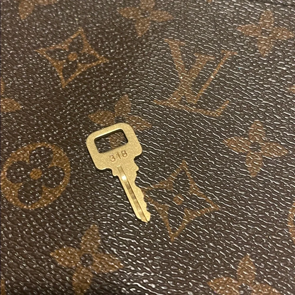 Louis Vuitton Gold Key - Picture 1 of 3